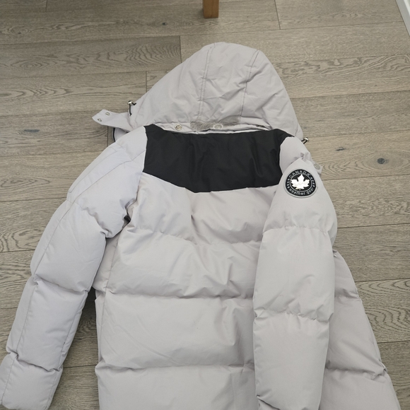 Stylish Puffer Jacket with Black Accents - Picture 4 of 7